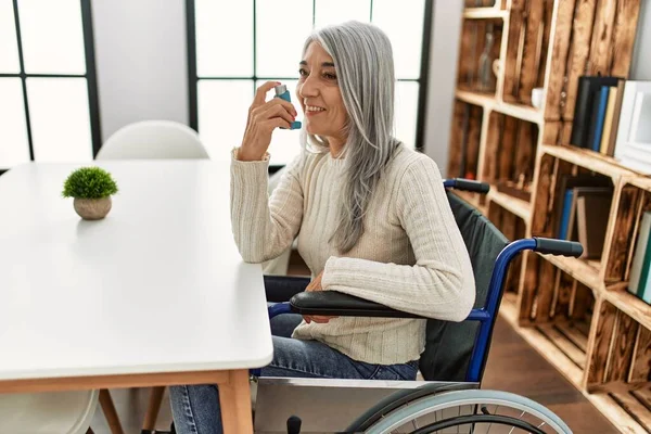 Grauhaarige Frau Mittleren Alters Mit Inhalator Sitzt Hause Rollstuhl — Stockfoto