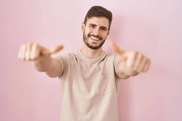 Hispanic Man Beard Standing Pink Background Approving Doing Positive Gesture — Foto de Stock