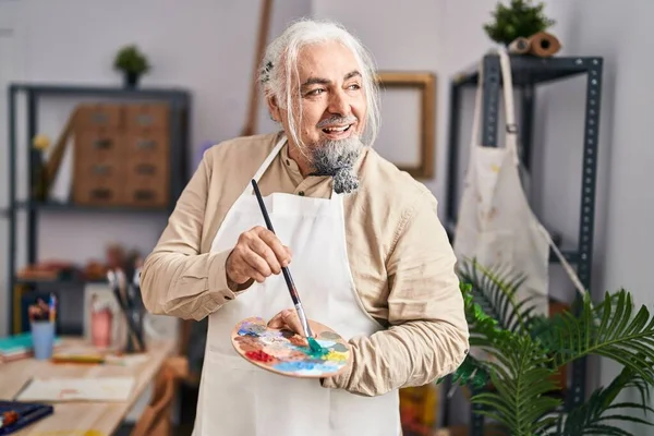 中世の白髪の男の芸術家は アートスタジオで自信を持って絵筆とパレットを保持笑みを浮かべて — ストック写真