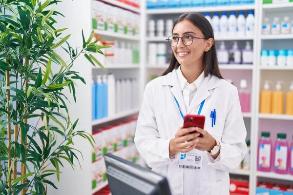 Joven Bella Mujer Hispana Farmacéutica Usando Smartphone Trabajando Farmacia —  Fotos de Stock