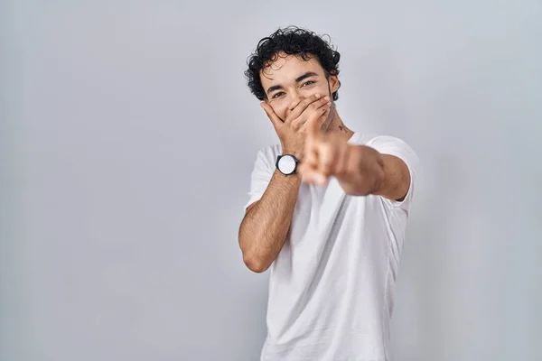 Латиноамериканець Стоїть Над Ізольованим Фоном Сміється Вказуючи Пальцем Камеру Рукою — стокове фото