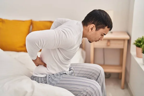 Junger Mann Leidet Unter Rückenschmerzen Schlafzimmer — Stockfoto