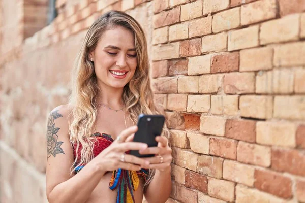 Jonge Blonde Vrouw Glimlachen Zelfverzekerd Met Behulp Van Smartphone Straat — Stockfoto