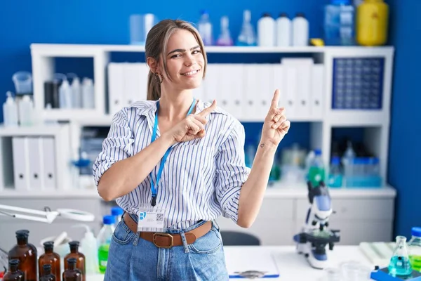 Νεαρή Όμορφη Γυναίκα Που Εργάζεται Στο Εργαστήριο Επιστήμονας Χαμογελώντας Και — Φωτογραφία Αρχείου