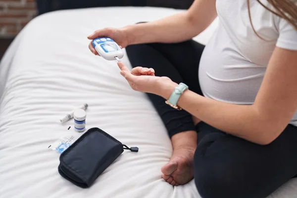 Jonge Zwangere Vrouw Meten Glucose Zitten Bed Slaapkamer — Stockfoto
