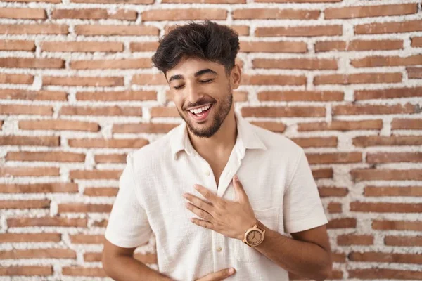 Homem Árabe Com Barba Sobre Tijolos Parede Fundo Sorrindo Rindo — Fotografia de Stock