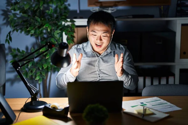 Молодой Китаец Работающий Ночам Компьютере Празднует Безумство Удивляется Успеху Поднятыми — стоковое фото