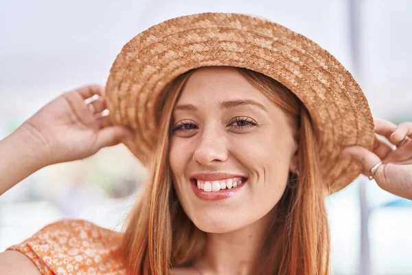 Jovem Ruiva Mulher Turista Sorrindo Confiante Vestindo Chapéu Verão Rua — Fotografia de Stock