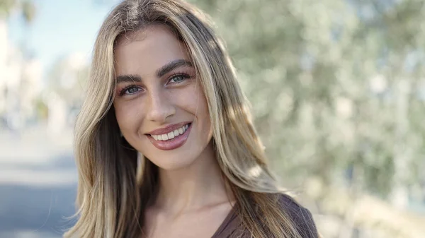 Joven Mujer Rubia Sonriendo Confiada Pie Parque — Foto de Stock