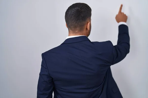 Knappe Latijns Amerikaanse Man Pak Stropdas Poserend Achterwaarts Wijzend Met — Stockfoto