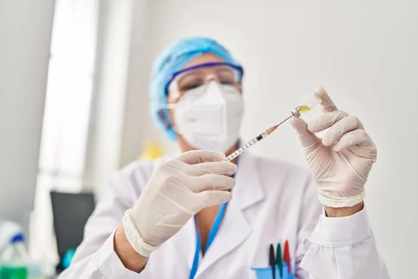 Femme Âge Moyen Portant Uniforme Scientifique Masque Médical Tenant Vaccin — Photo