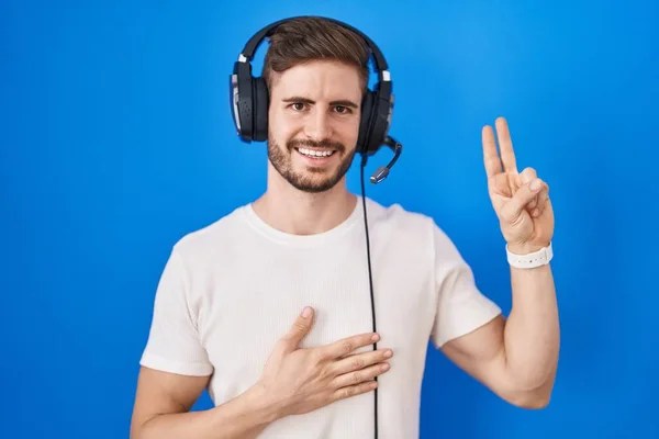 Sakallı Spanyol Adam Kulaklık Takmış Kulaklık Takıyor Gülümsüyor Elleri Göğsünde — Stok fotoğraf