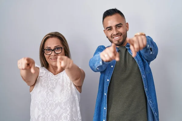 西班牙裔母亲和儿子站在一起 用手指指着你和摄像机 面带微笑 面带微笑 — 图库照片
