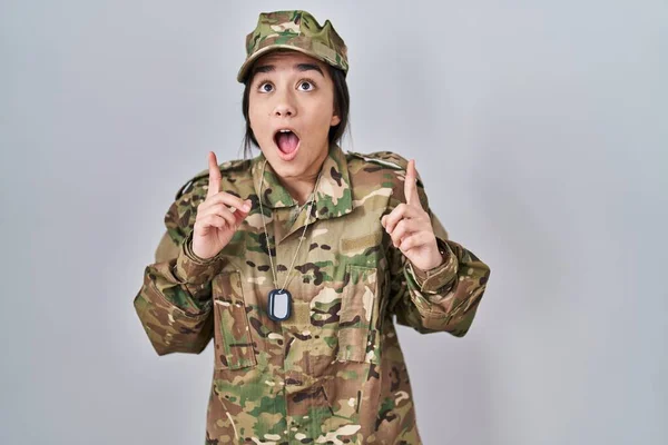 Young South Asian Woman Wearing Camouflage Army Uniform Amazed Surprised — Stock Photo, Image