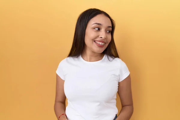 Młoda Arabka Ubrana Luźną Białą Koszulę Żółtym Tle Uśmiechem Twarzy — Zdjęcie stockowe