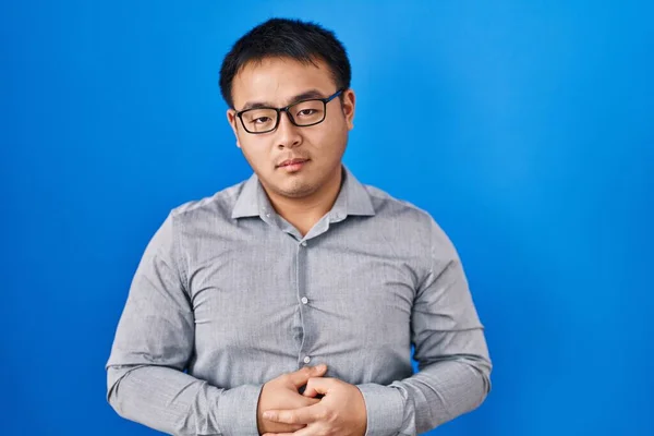 Mavi Arka Planda Duran Genç Çinli Adam Şüpheci Gergin Sorun — Stok fotoğraf
