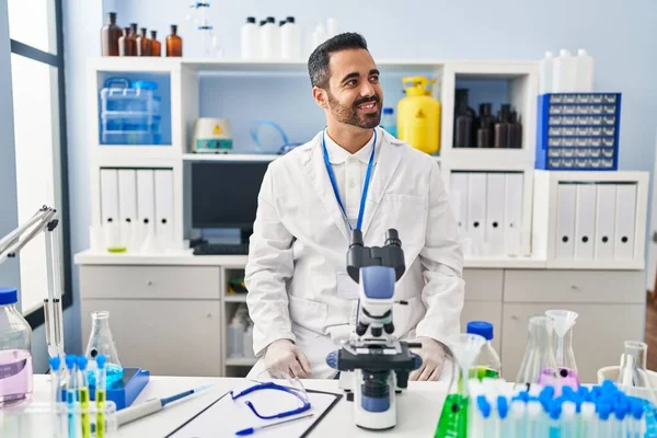 Νεαρός Ισπανός Γενειάδα Που Δουλεύει Εργαστήριο Επιστημόνων Κοιτάζοντας Αλλού Χαμόγελο — Φωτογραφία Αρχείου
