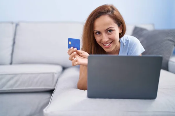 Ung Kvinna Som Använder Laptop Och Kreditkort Ligger Soffan Hemma — Stockfoto
