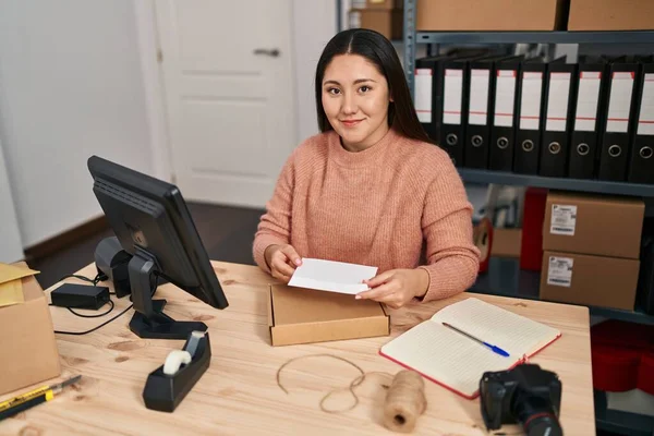 Genç Spanyol Kadın Ecommerce Işçisi Ofisinde Zarf Mektubu Tutuyor — Stok fotoğraf