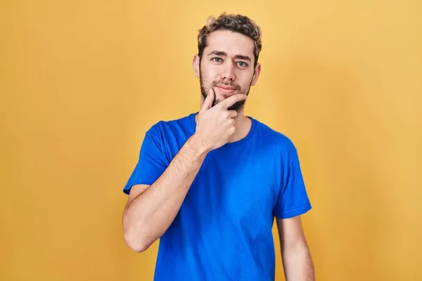Hispanic Man Beard Standing Yellow Background Looking Confident Camera Smiling — Stock Photo, Image
