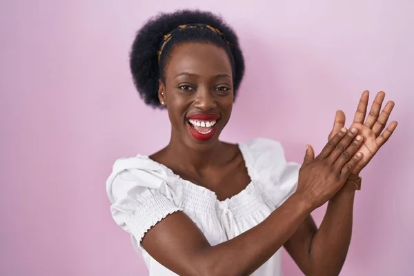 African Woman Curly Hair Standing Pink Background Clapping Applauding Happy — Stock Photo, Image