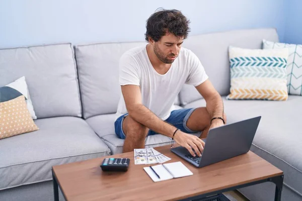 Jovem Hispânico Usando Laptop Contabilidade Casa — Fotografia de Stock