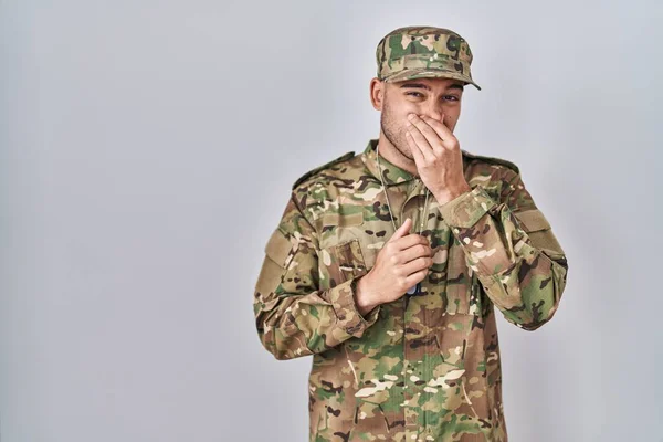 Jonge Spaanse Man Camouflage Legeruniform Ruikt Iets Stinkends Walgelijks Ondraaglijk — Stockfoto