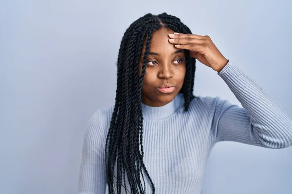 Donna Afroamericana Piedi Sfondo Blu Preoccupato Stressato Problema Con Mano — Foto Stock