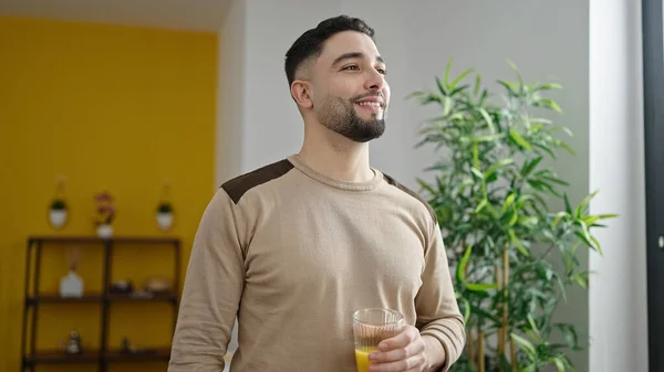 Junger Araber Lächelt Selbstbewusst Und Hält Ein Glas Orangensaft Hause — Stockfoto