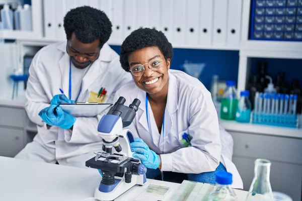 Afričtí Američtí Muži Ženy Vědci Pomocí Mikroskopu Psaní Dokument Laboratoři — Stock fotografie