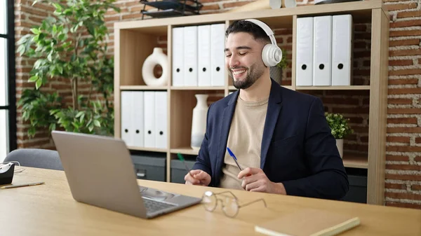 Trabajador Negocios Árabe Joven Escuchando Música Haciendo Gesto Baterista Oficina — Foto de Stock