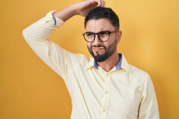 Jovem Hispânico Vestindo Roupas Negócios Óculos Confundir Perguntando Sobre Pergunta — Fotografia de Stock