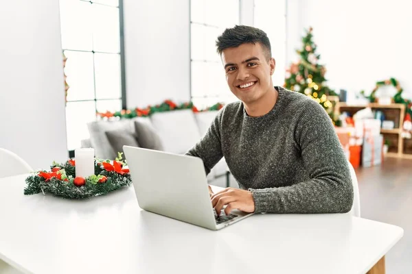 Joven Hispano Usando Laptop Sentado Junto Árbol Navidad Casa — Foto de Stock