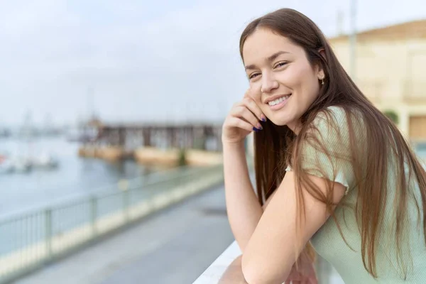 Młoda Piękna Kobieta Uśmiecha Się Pewnie Stojąc Nad Morzem — Zdjęcie stockowe