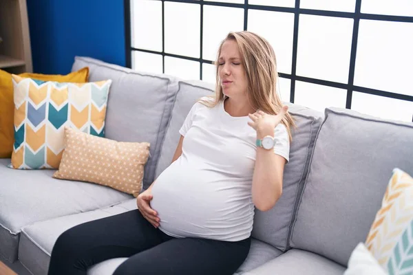 Jonge Zwangere Vrouw Aanraken Buik Lijden Warmte Weer Thuis — Stockfoto
