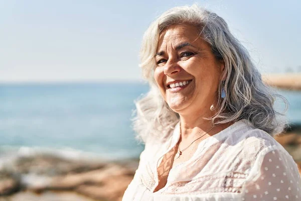 Mujer Mediana Edad Sonriendo Confiado Pie Playa —  Fotos de Stock