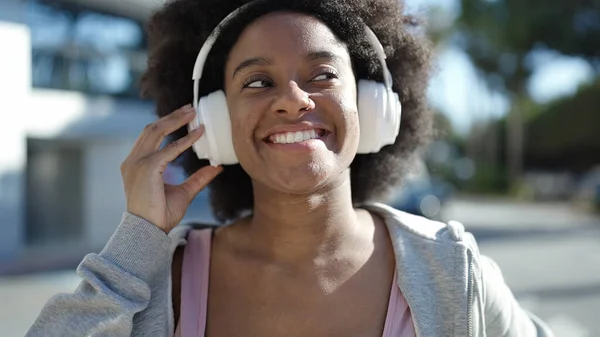 Afro Amerikaanse Vrouw Glimlachen Zelfverzekerd Luisteren Naar Muziek Straat — Stockfoto