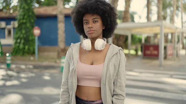 Αφροαμερικανή Γυναίκα Φορώντας Ακουστικά Χαλαρή Έκφραση Στο Δρόμο — Φωτογραφία Αρχείου