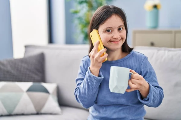 Giovane Donna Con Sindrome Bere Caffè Parlare Sullo Smartphone Casa — Foto Stock