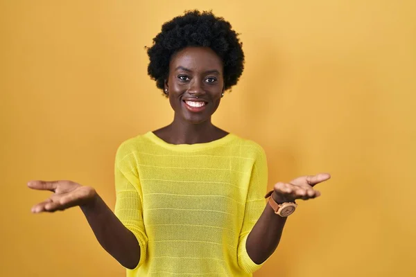 Afrikaanse Jonge Vrouw Staande Gele Studio Glimlachend Vrolijk Het Aanbieden — Stockfoto