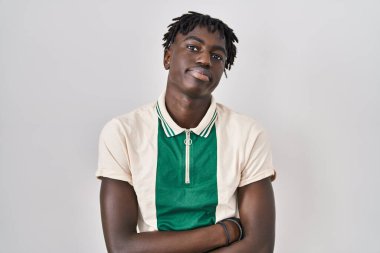 Münzevi arka planda oturan Afrikalı bir adam üzgün ve endişeli, sinirli ve korkmuş bir şekilde ağlıyor. hüzünlü ifade. 