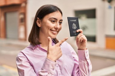 Genç İspanyol kadın gülümsüyor. Sokakta kendine güveni tam bir pasaport gösteriyor.