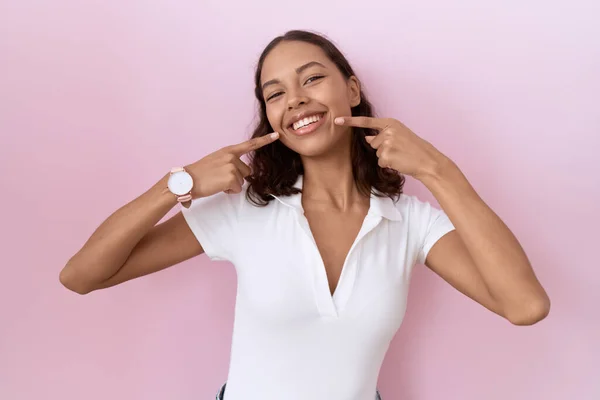 Mujer Hispana Joven Con Camiseta Blanca Casual Sonriendo Alegre Mostrando —  Fotos de Stock