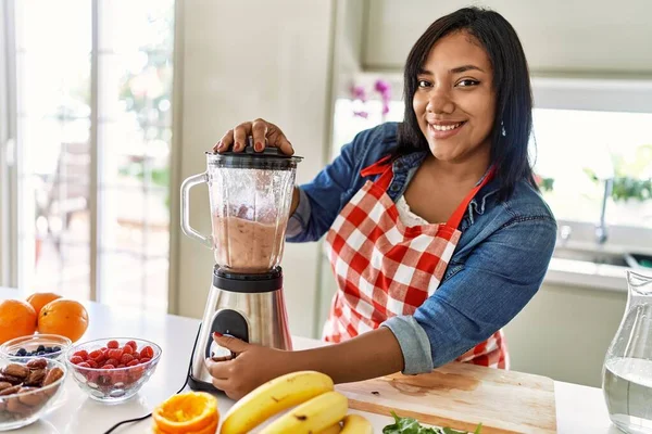 Hispanic Brunette Woman Preparing Fruit Smoothie Blender Kitchen — Foto de Stock