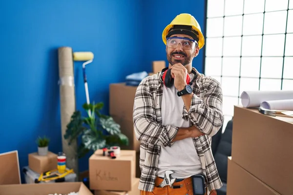 あごの質問について考える上で手で自宅の改装で作業ひげを持つ若いヒスパニック系の男は 集中的な表現 笑顔で思いやりのある顔 疑わしい概念 — ストック写真