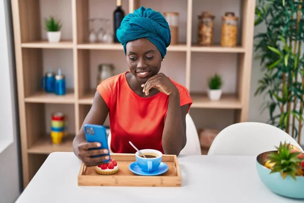 Young African American Woman Using Smartphone Having Breakfast Home — Stock fotografie