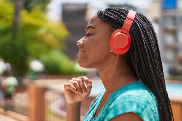 Afro Amerikaanse Vrouw Glimlachen Zelfverzekerd Luisteren Naar Muziek Het Park — Stockfoto