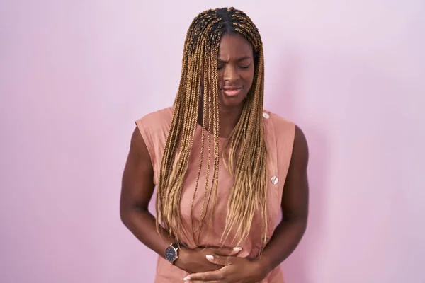 Африканская Американка Плетеными Волосами Стоящая Розовом Фоне Рукой Животе Потому — стоковое фото