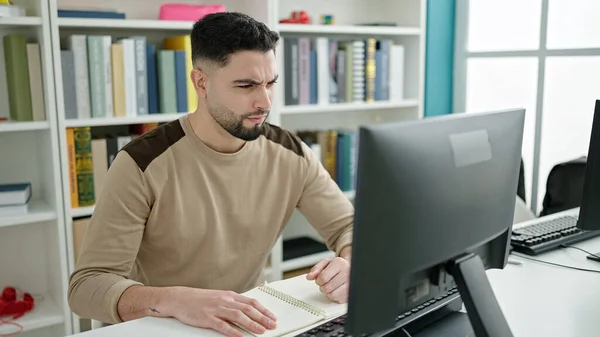 Giovane Studente Arabo Utilizzando Computer Che Studia Con Dubbio Espressione — Foto Stock