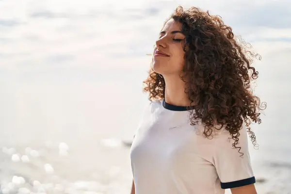 Young Hispanic Woman Smiling Confident Breathing Seaside — Stok fotoğraf
